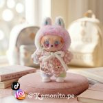 Labubu con abrigo de conejito - Imagen 2